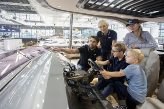 Halle 6 alle Mann an Bord