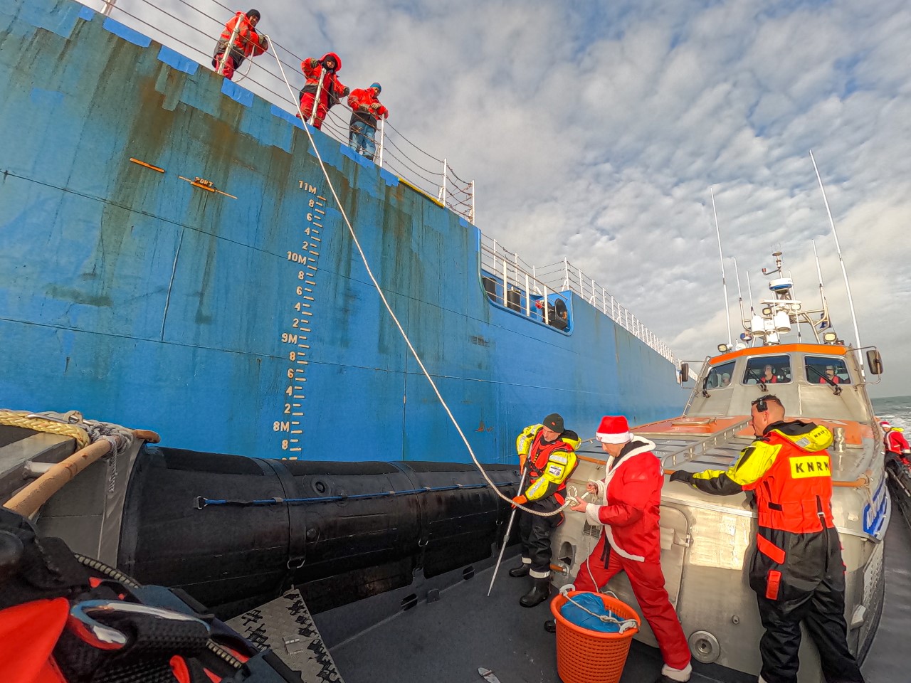 Reddingbootbemanningen delen kerstbroden uit in ankergebied 