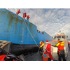 Reddingbootbemanningen delen kerstbroden uit in ankergebied 