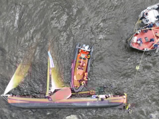 2022 05 27 Skûtsje gekapseisd, KNRM Blaricum biedt hulp - foto RotorZ