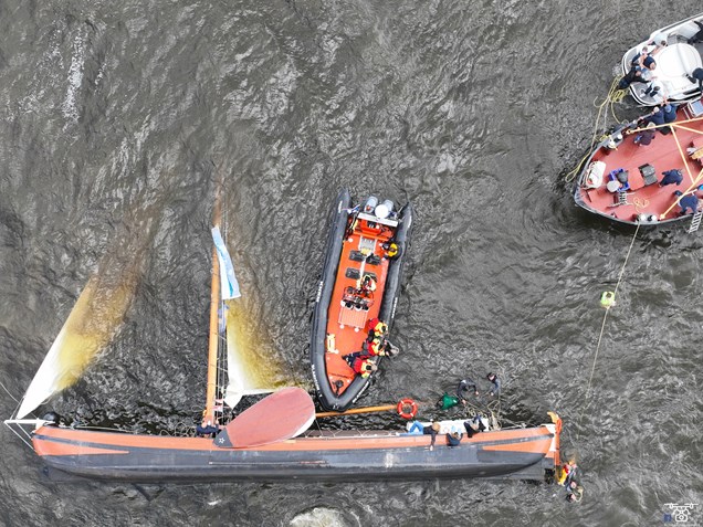 2022 05 27 Sk&#251;tsje gekapseisd, KNRM Blaricum biedt hulp - foto RotorZ
