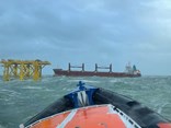 2022 02 01 vrachtvaarder Julietta D stuurloos op de Noordzee, KNRM reddingboot onderweg - Foto KNRM bemanning Scheveningen