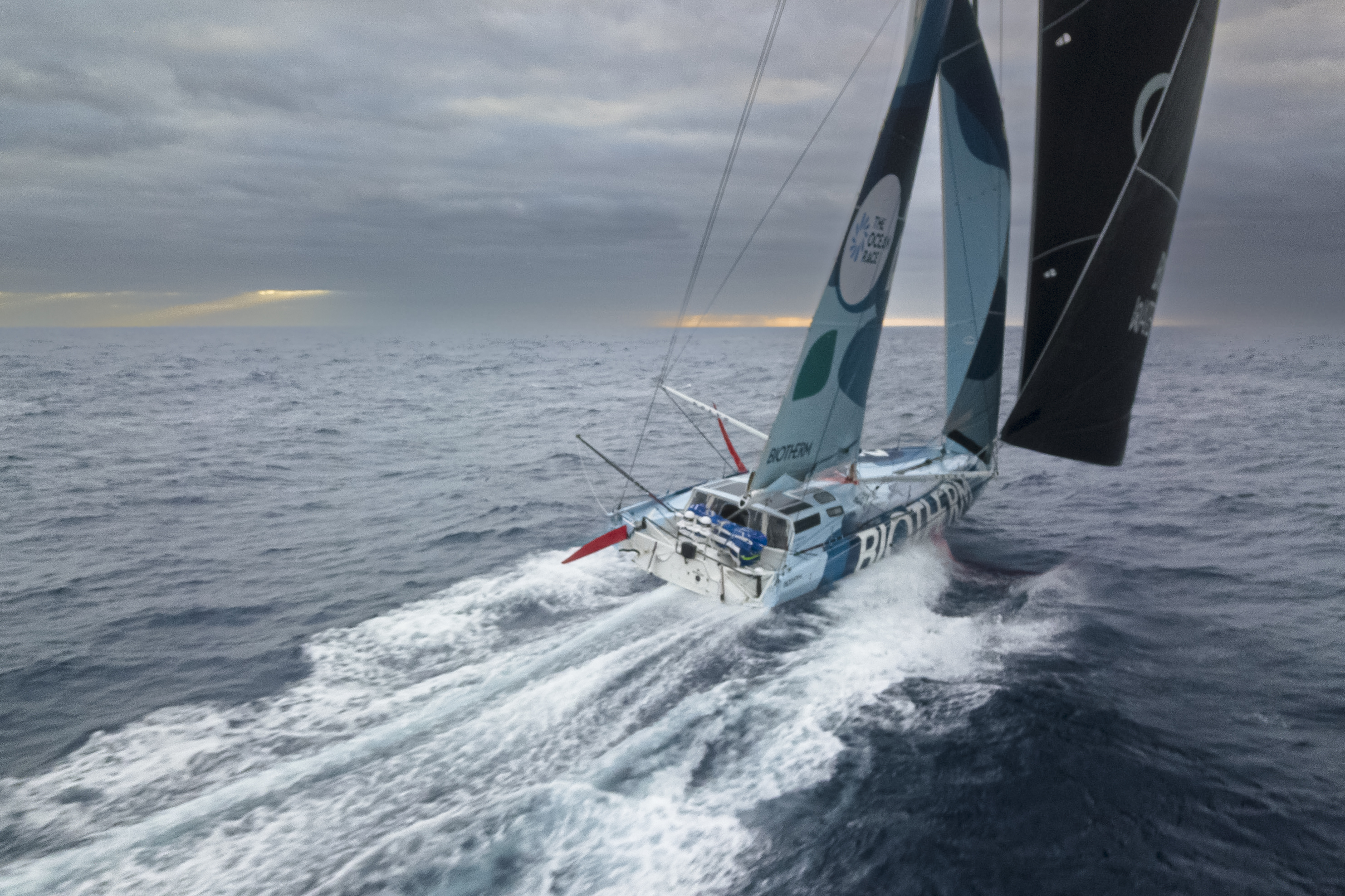 Ocean Race achtervolgers weer in beweging