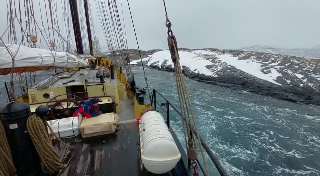 De eerste beelden van reddingsactie tallship Noorderlicht