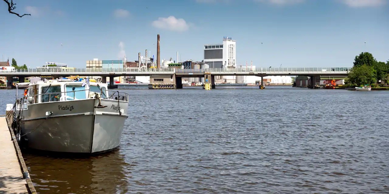 Watersporters dreigen met claims om bruggenellende in Noord-Holland 
