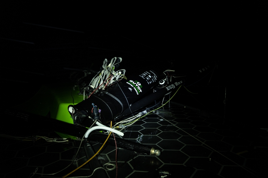 IMOCA Team Europe verliest mast: bemanning veilig (+video)