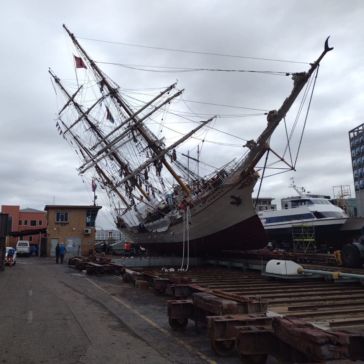 Bark Europa kantelt op werf in Kaapstad