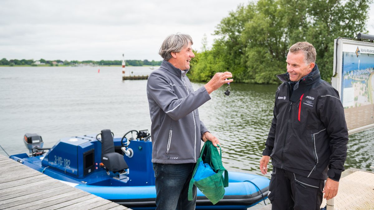 Watersportverbond neemt emissieloze coachboot in gebruik
