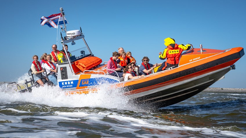 thumbnail_Nieuwe KNRM-reddingboot voor Den Oever maakt eerste vaartocht na de doop met familie van de schenkster van de boot