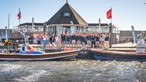 thumbnail_KNRM-reddingboot op Dreef gedoopt in Den Oever met familie van schenkster van de reddingboot en de bemanning van de reddingboot