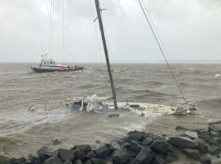 KNRM-foto-Storm-Poly-zeiljacht-bij-Urk-wrak-5-juli-2023-IMG_1626