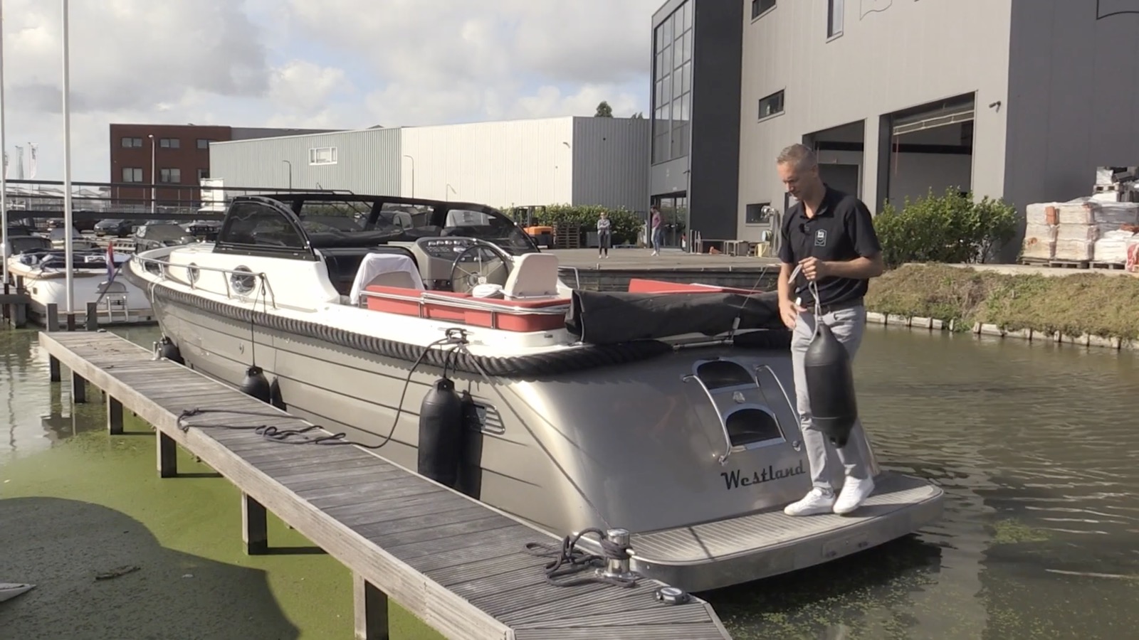 Uitslaande brand bij botenbouwer Bola Maritiem