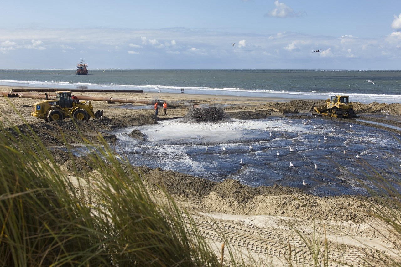 Meer zand voor het strand van Texel Zuidwest
