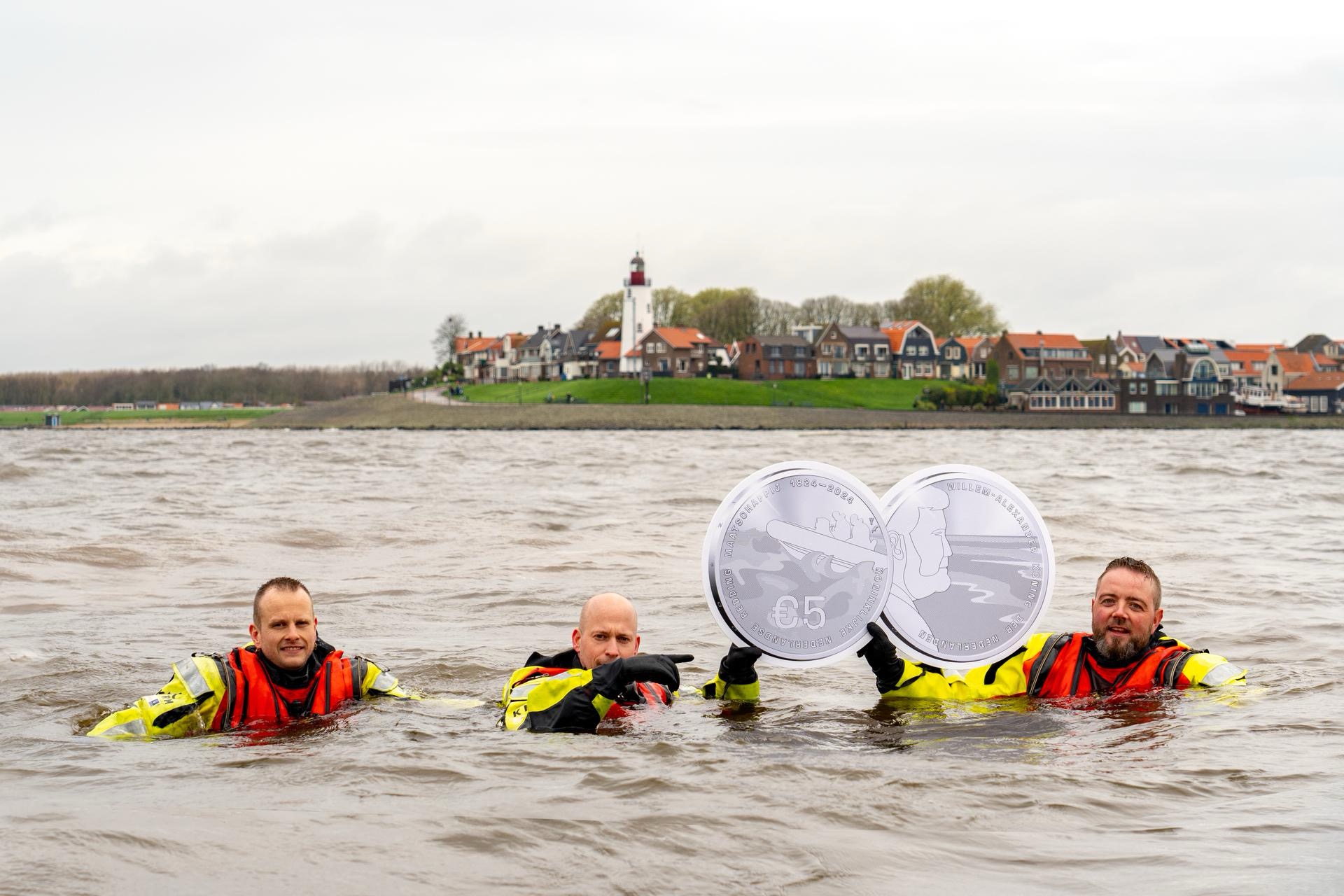 Koninklijke Nederlandse Munt onthult herdenkingsmunt voor 200-jarig bestaan KNRM