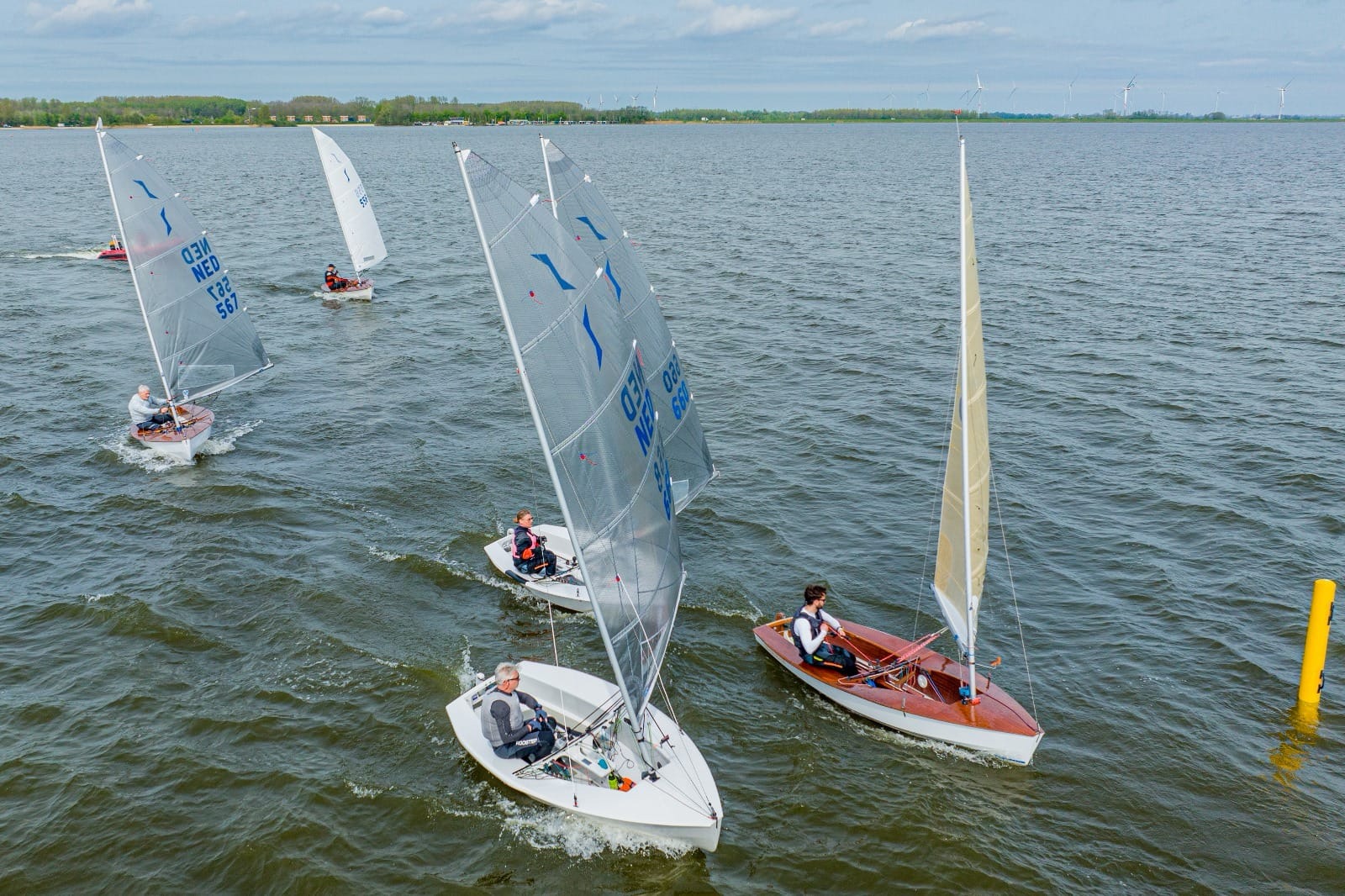 Zeilen in éénpersoonsboten tijdens instapdag WV Randmeer