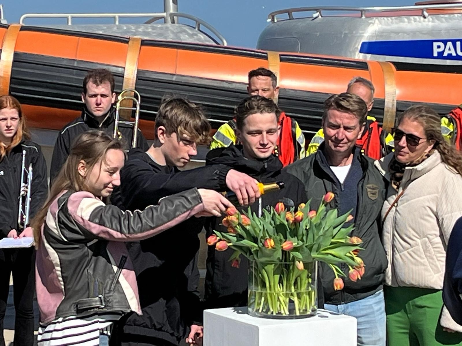 KNRM draagt 'Tara' tulp op aan niet-geredde mensen
