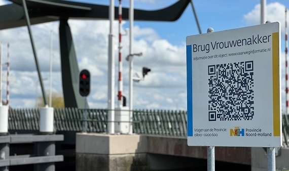 Informatieborden met QR-code bij bruggen en sluizen in NH
