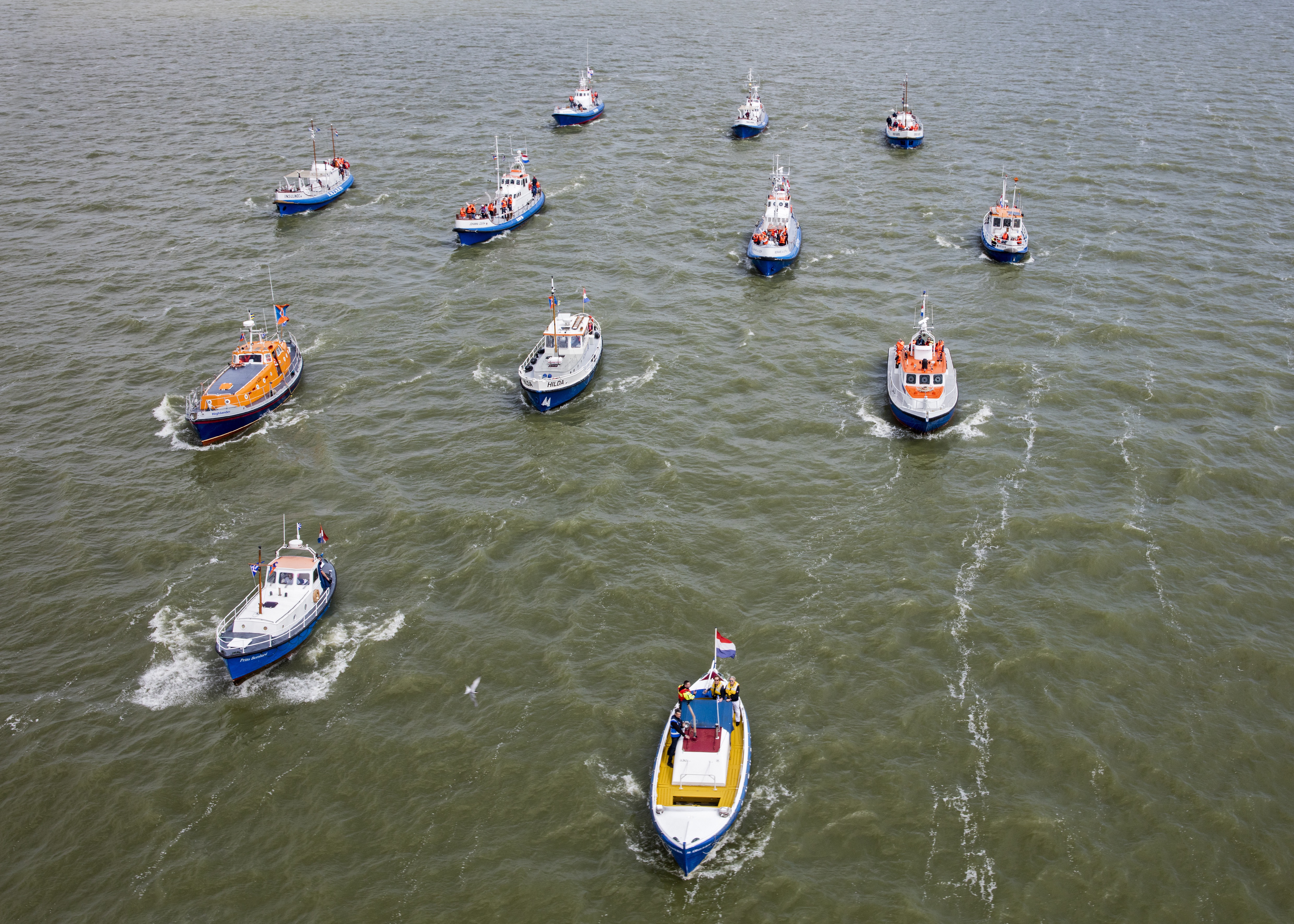 Parade van reddingboten vaart van IJmuiden naar Amsterdam