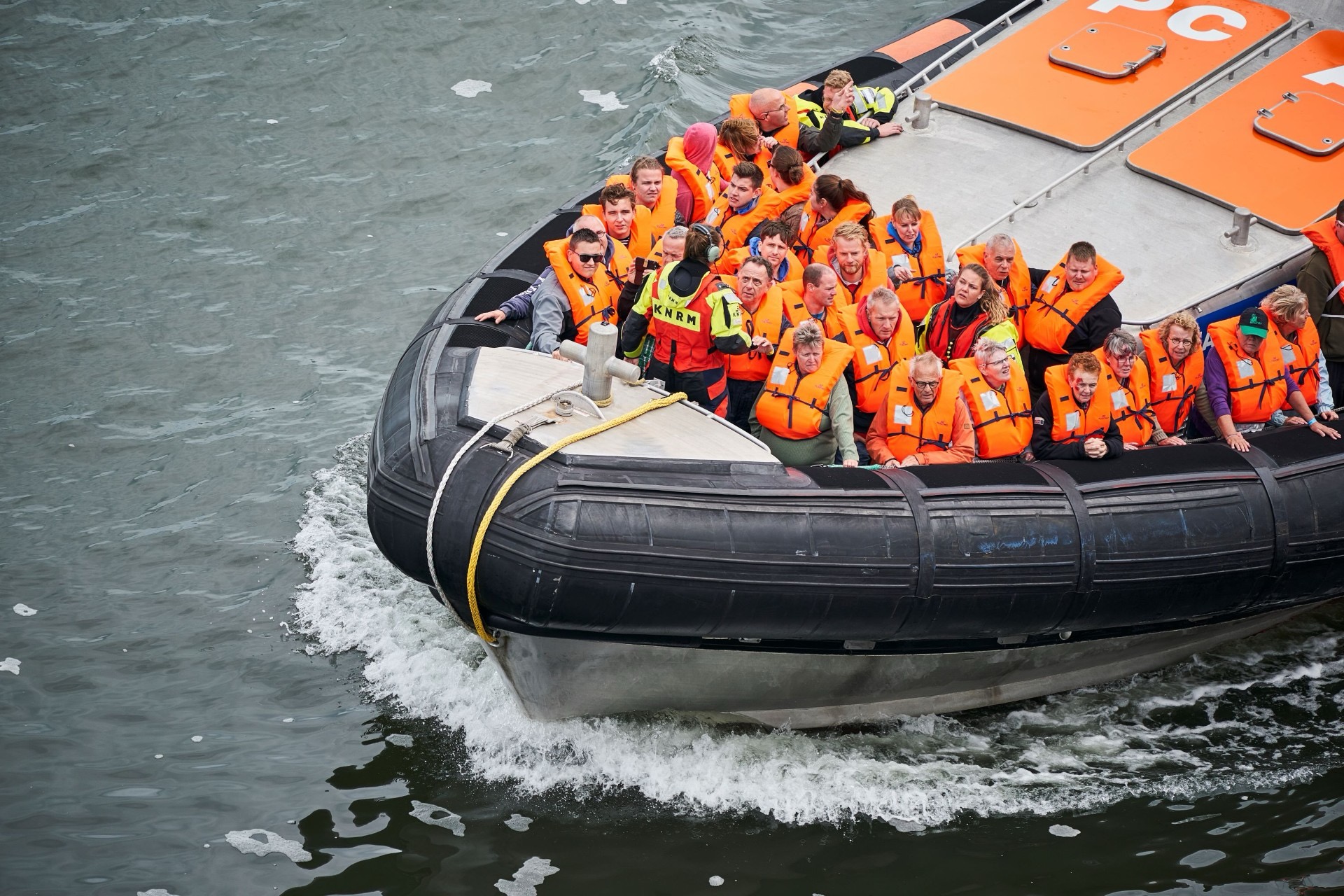 Hulpdiensten oefenen grote evacuatie op zee