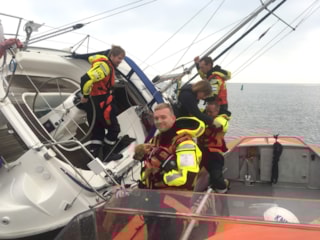 thumbnail_20180430 NEJ Redders op gestrand hellend schip met hondje foto Martijn Bakker
