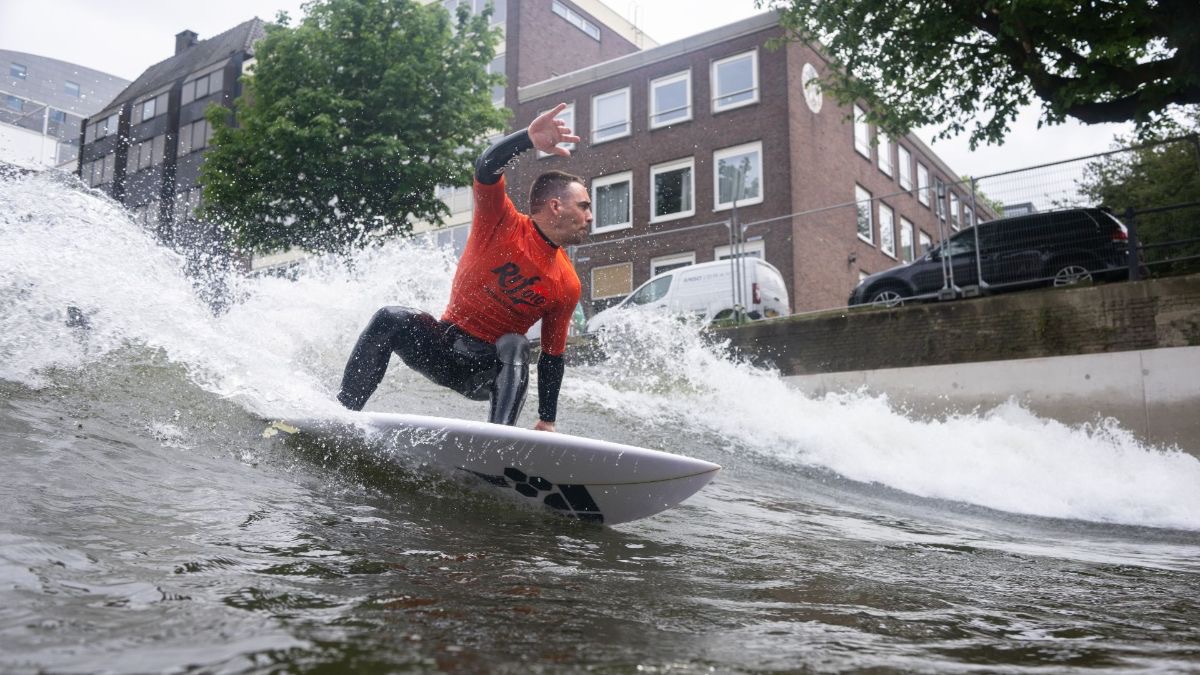 Opening van Rotterdamse surfpool RiF010