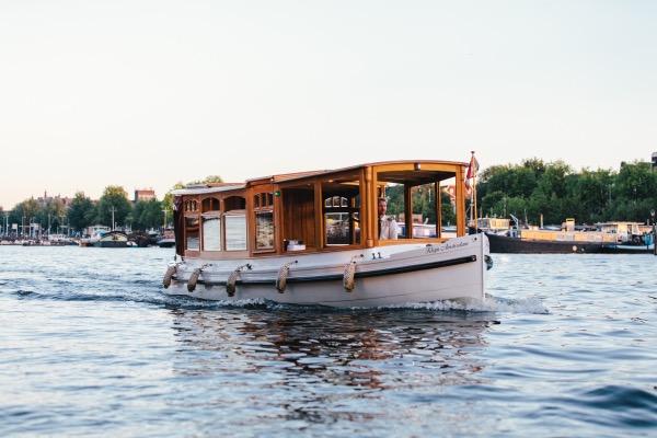 Reders historische salonboten doen Gemeente Amsterdam voorstel