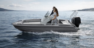 couple on HYDRA 460 at sea