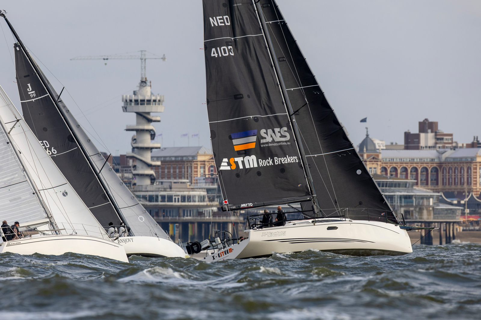 Vuurschepenrace kent pittige start