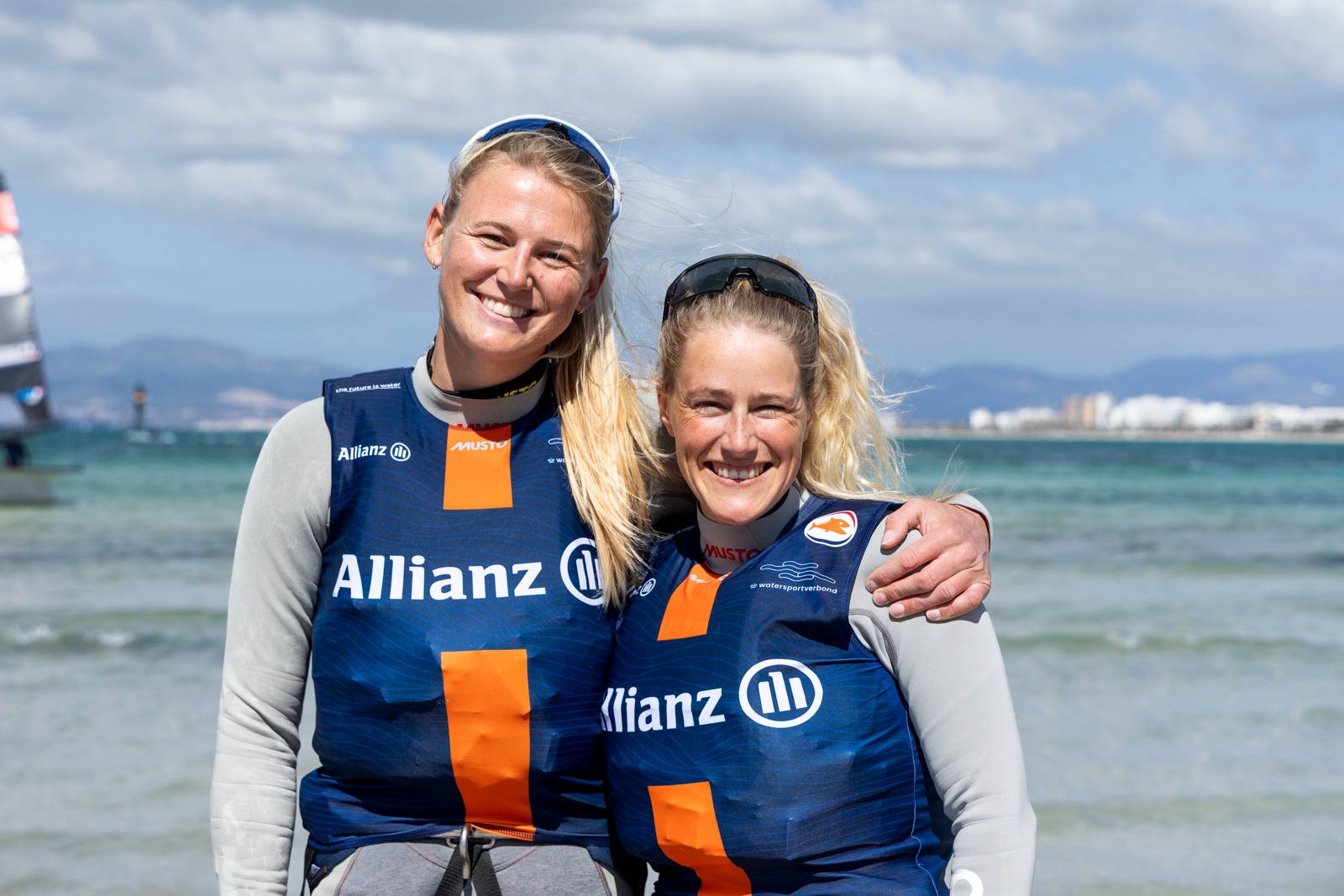 Hockeyster Karlinde van Arendonk met Odile van Aanholt in 49erFX-skiffklasse