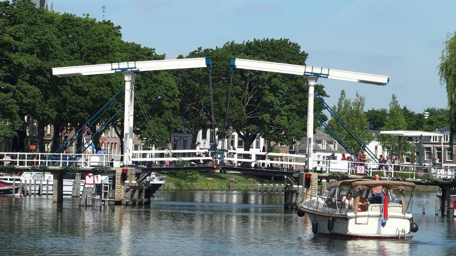Bruggen 'puffen en zweten' door tropische temperaturen