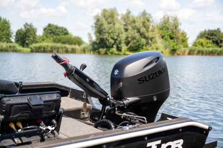 Suzuki-introduceert-nieuwe-matzwarte-DF60ATL_1