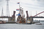 De Batavia door de Schellingwouderbrug ovv van Aalst Fotografie