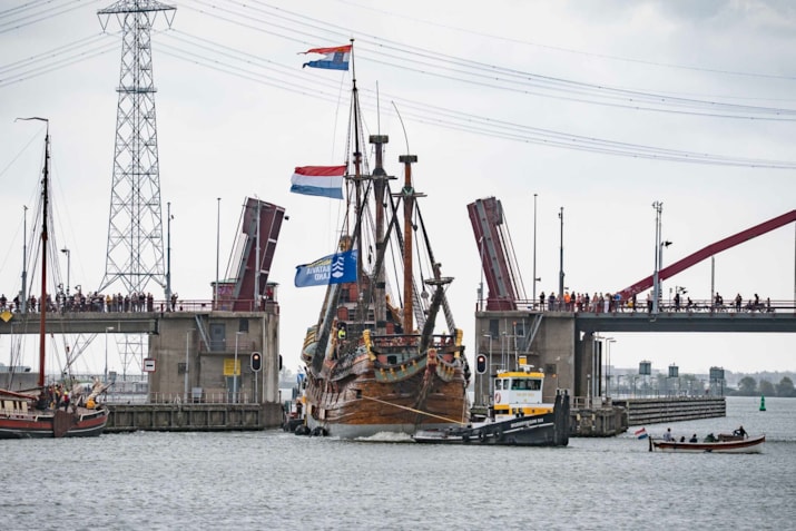 De Batavia door de Schellingwouderbrug ovv van Aalst Fotografie