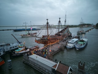 Publiek wacht op de afvaart van de Batavia - ovv Sander Wit