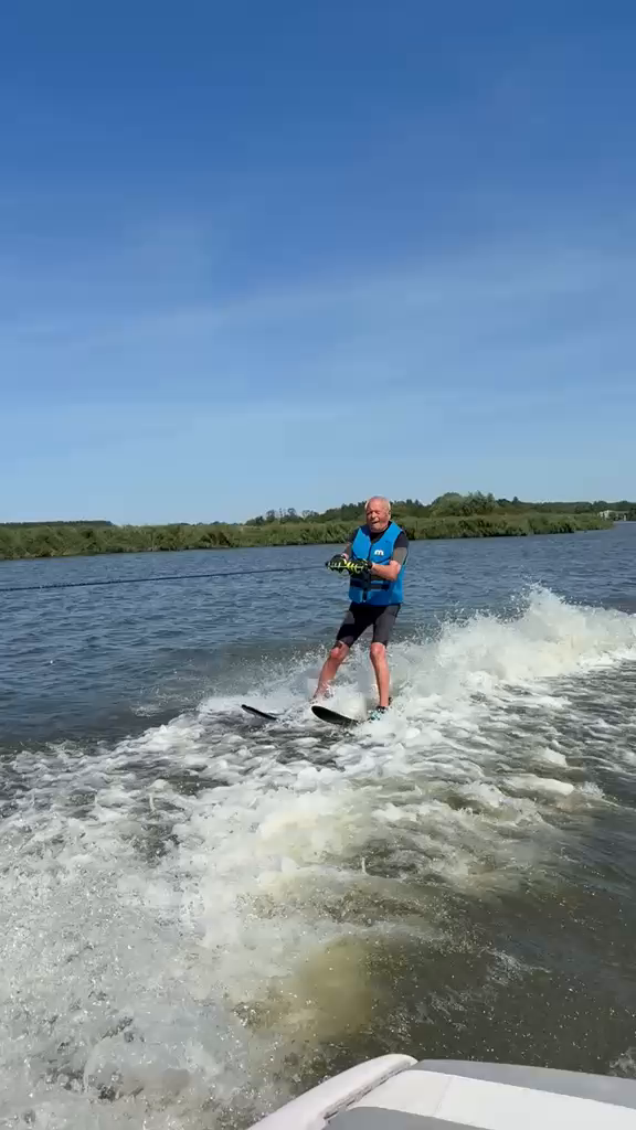 Lex van Rijn (96) oudste waterskiër ter wereld