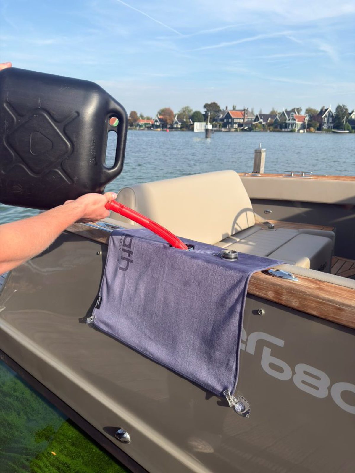 Tanken zonder brandstof spetters op het dek